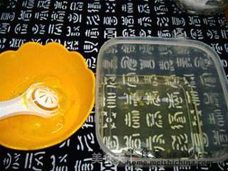 微波炉戚风蛋糕的做法步骤:2