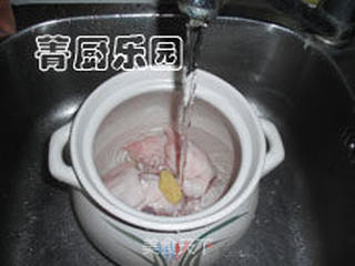 海带黄豆猪蹄海米汤——美味养颜汤的做法步骤:2