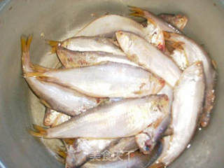 香酥糖醋马口鱼的做法步骤：1