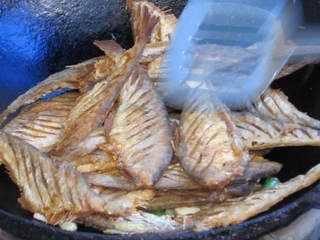 香酥糖醋马口鱼的做法步骤：14