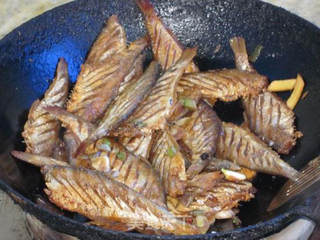 香酥糖醋马口鱼的做法步骤：15