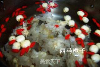 银耳莲子羹的做法步骤:2