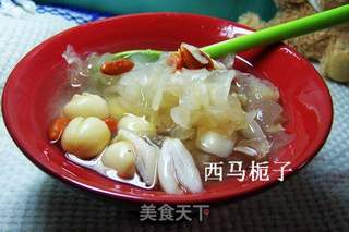 银耳莲子羹的做法步骤:3
