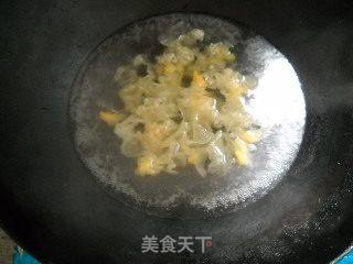 银耳西芹枸杞子的做法步骤:2