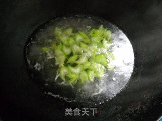 银耳西芹枸杞子的做法步骤:3