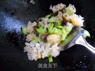 银耳西芹枸杞子的做法步骤:5