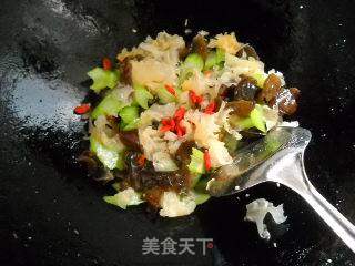 银耳西芹枸杞子的做法步骤:6