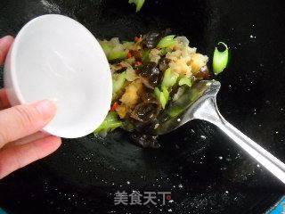 银耳西芹枸杞子的做法步骤:7