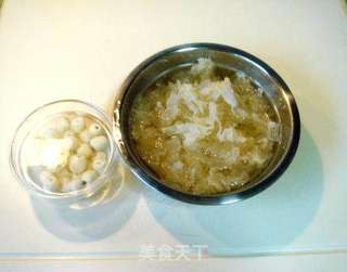 冰糖银耳莲子羹的做法步骤:2