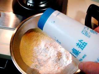 山东特色农家饭“煎饼卷大葱”的做法步骤:2