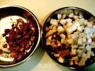 蘑菇豆干炸酱面的做法步骤:2