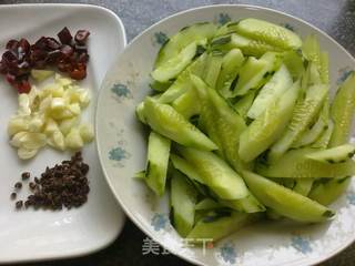 花椒呛黄瓜的做法步骤：1