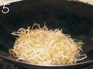 银芽芡汁香菇丁的做法步骤:5