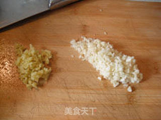 家庭运动者的营养佳品——西芹土豆焖鸡块的做法步骤：1