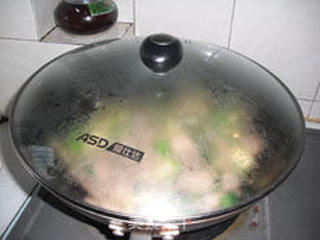 家庭运动者的营养佳品——西芹土豆焖鸡块的做法步骤：9