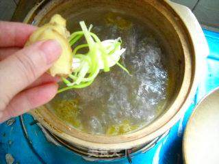 绿豆腐竹煲乳鸽的做法步骤：5