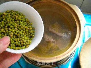 绿豆腐竹煲乳鸽的做法步骤：6