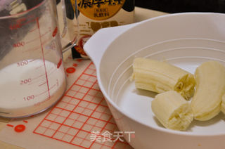 香蕉甜心戚风 无油版的做法步骤:2