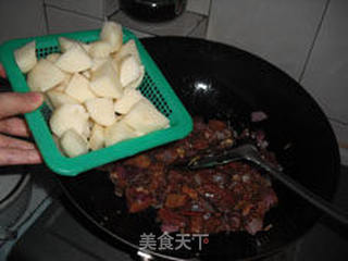 餐桌上的烧烤味美食——孜然土豆焖牛肉的做法步骤：9