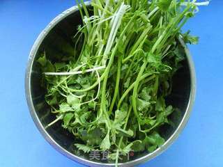 芹菜炒豆腐皮的做法步骤:2