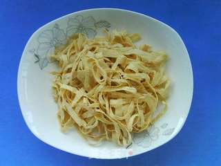芹菜炒豆腐皮的做法步骤:3