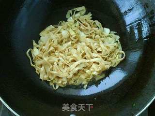 芹菜炒豆腐皮的做法步骤:7