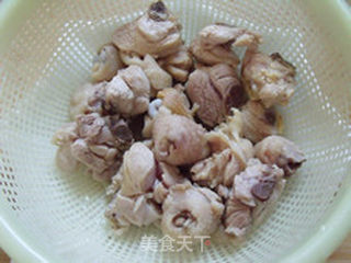 蒜香辣鸡块的做法步骤：1
