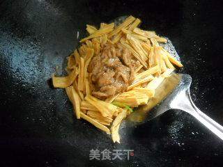 韭苔腐竹炒肉丝的做法步骤：5