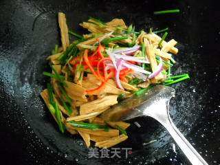 韭苔腐竹炒肉丝的做法步骤：7