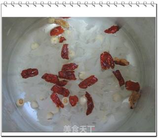 雪耳红枣莲子鸡蛋糖水的做法步骤:2