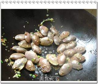 蒜蓉炒花甲的做法步骤:6