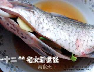 胡萝卜菌菇鲫鱼浓汤的做法步骤:2