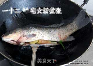 胡萝卜菌菇鲫鱼浓汤的做法步骤:5