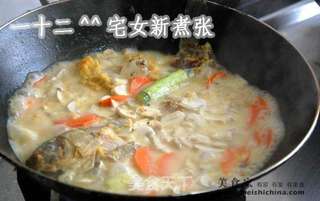 胡萝卜菌菇鲫鱼浓汤的做法步骤:6