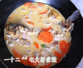 胡萝卜菌菇鲫鱼浓汤的做法步骤:9