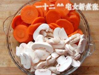 胡萝卜菌菇鲫鱼浓汤的做法步骤:3