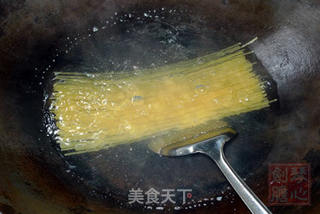 鳕鱼炸酱意大利面的做法步骤:2