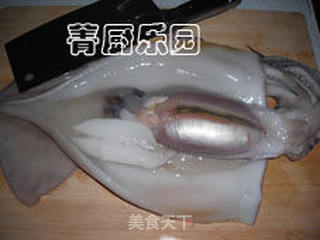 秋天餐桌上时令美食——彩椒韭菜花爆鱿鱼的做法步骤:2
