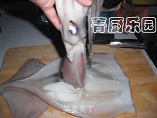 秋天餐桌上时令美食——彩椒韭菜花爆鱿鱼的做法步骤:3