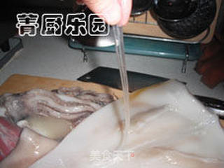 秋天餐桌上时令美食——彩椒韭菜花爆鱿鱼的做法步骤:4