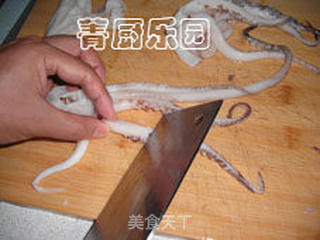 秋天餐桌上时令美食——彩椒韭菜花爆鱿鱼的做法步骤:7