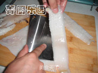 秋天餐桌上时令美食——彩椒韭菜花爆鱿鱼的做法步骤:13