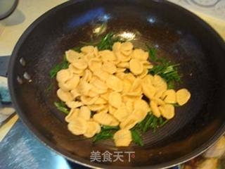 韭菜鸡蛋炒猫耳朵的做法步骤:13