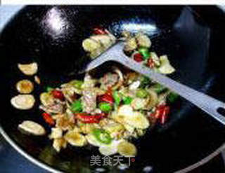 谁都可以做得得心应手的家常快炒——鲜辣杏鲍菇炒肉片的做法步骤:7