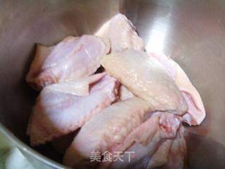 腐乳烧鸡翅的做法步骤：1
