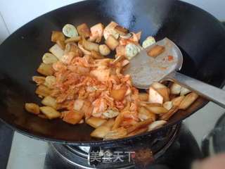 海鲜风辣白菜炒饭的做法步骤:4