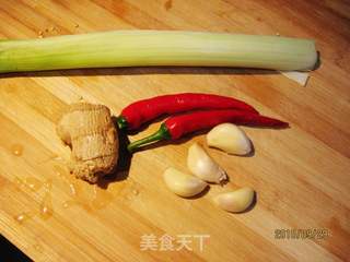 茄子啤酒炖鲅鱼的做法步骤:2