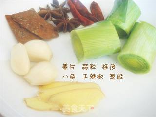 黑木耳炖猪蹄。的做法步骤:2