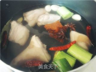 黑木耳炖猪蹄。的做法步骤:3