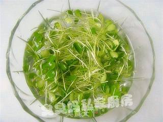核桃仁拌豆苗的做法步骤:2